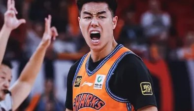 官方通道-神射手！李添荣半场出战14分钟，投篮4中3得到12分